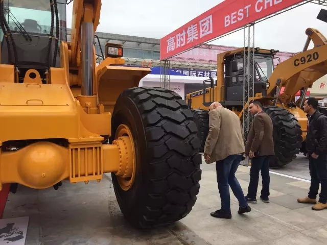 這輪子比人高，得好好看一看