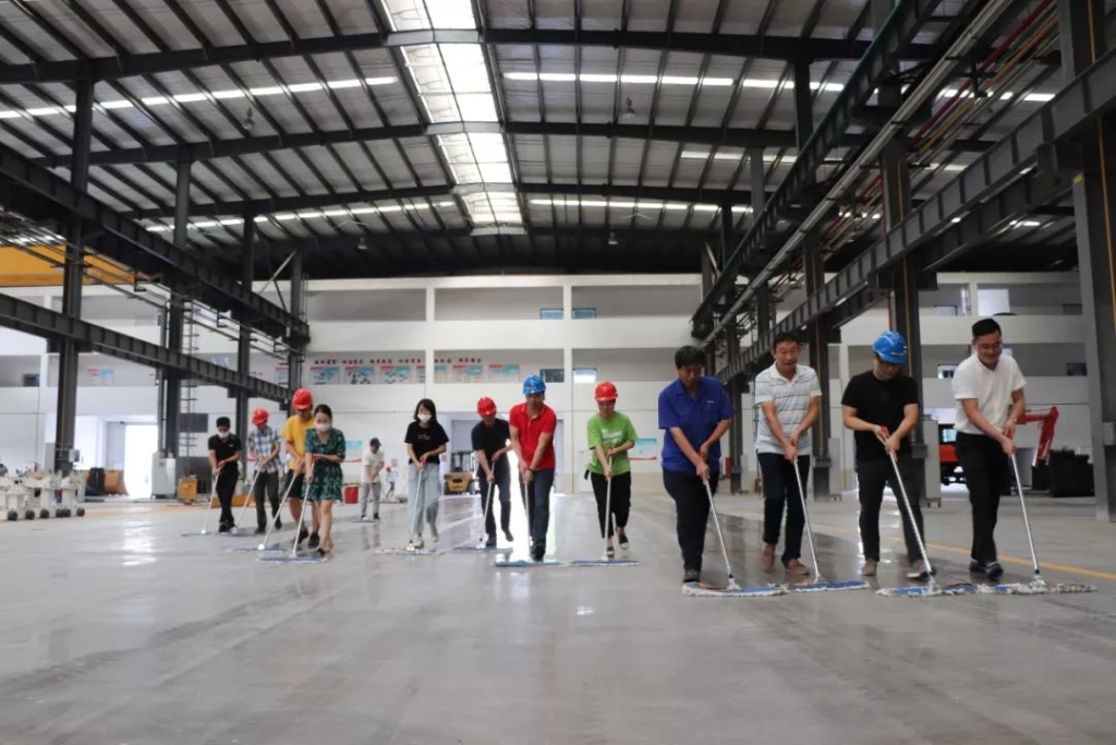 晉工機械黨總支聯合子江中學黨支部開展義務勞動主題黨日活動