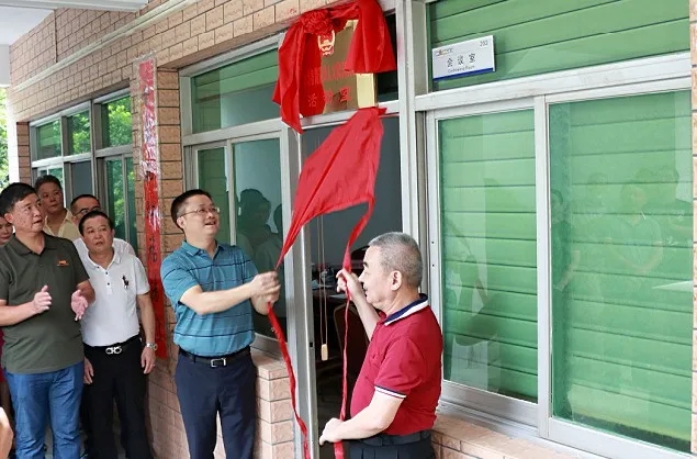 晉江裝備製造行業人大代表聯係群眾活動室在晉工揭牌