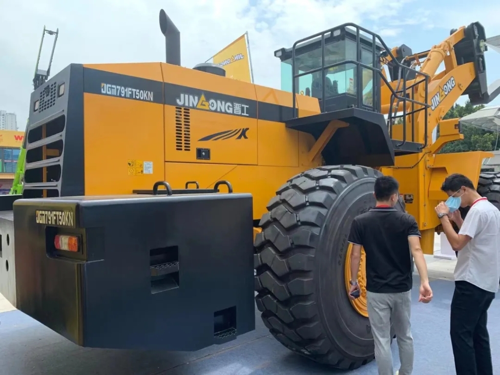 “煥新石代 築啟未來”第二十一屆廈門國際石材展今日開幕。晉工攜旗下最重磅產品亮相