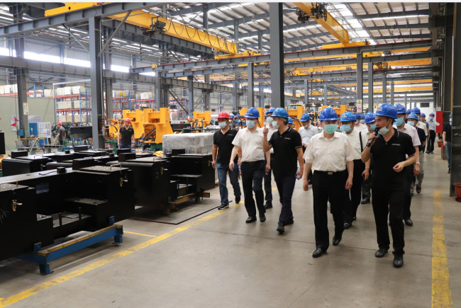 國家製造強國建設戰略谘詢委員會主任周濟院士一行蒞臨晉工機械智能製造調研考察