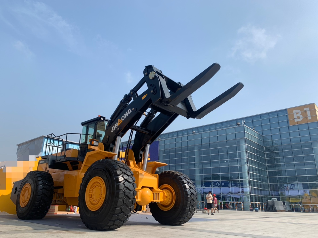 第二十二屆廈門國際石材展開幕 | 晉工叉裝機重磅亮相